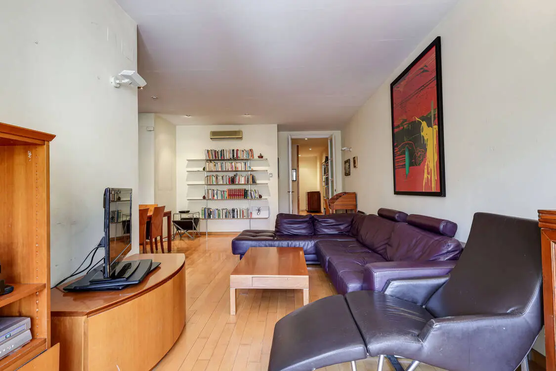 Fantastic and bright 147 sq m flat in a listed modernist building in Diputació street in Barcelona. 4