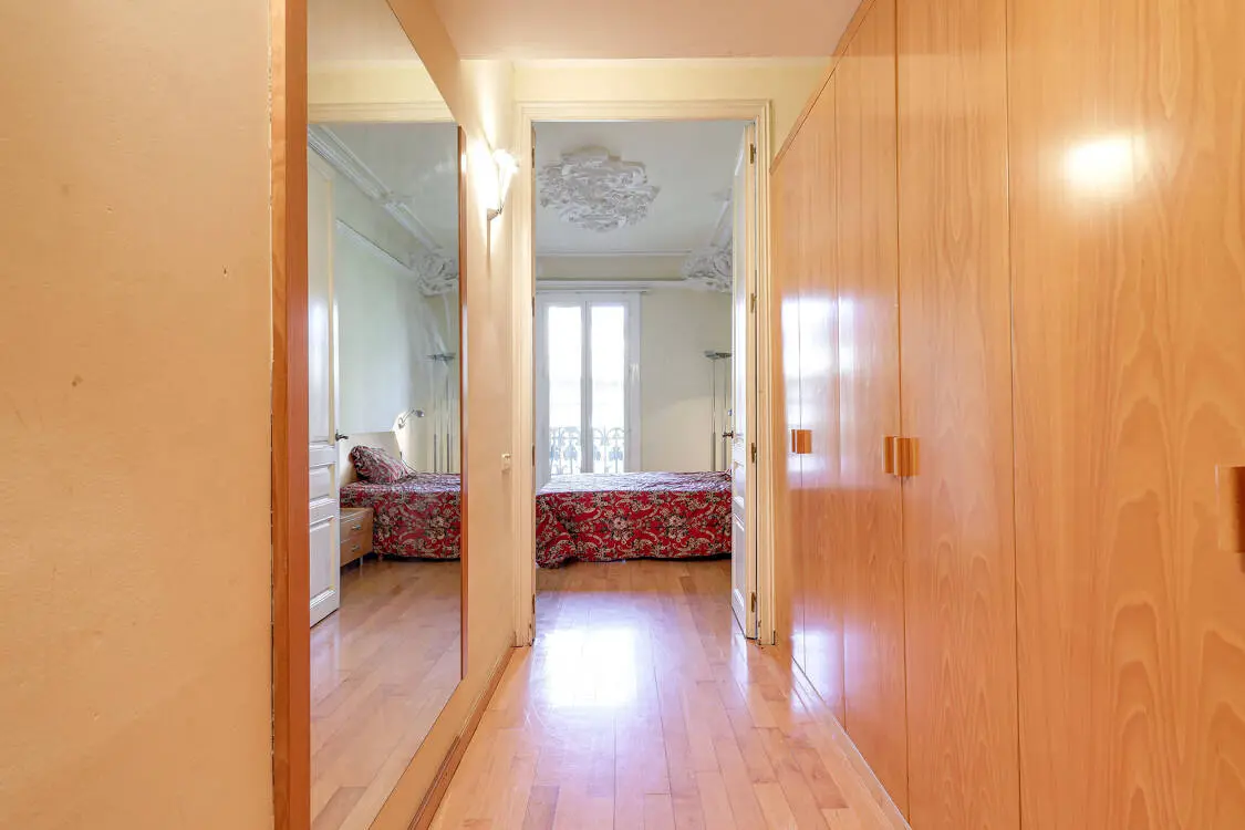 Fantastic and bright 147 sq m flat in a listed modernist building in Diputació street in Barcelona. 15