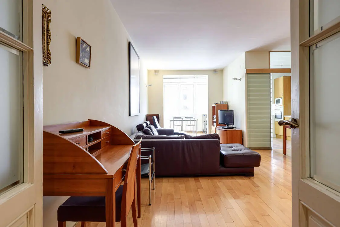 Fantastic and bright 147 sq m flat in a listed modernist building in Diputació street in Barcelona. 3