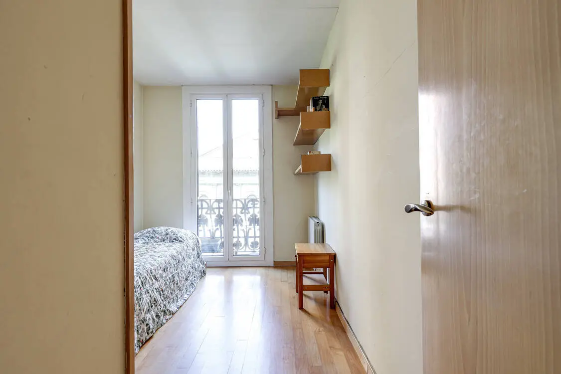 Fantastic and bright 147 sq m flat in a listed modernist building in Diputació street in Barcelona. 13
