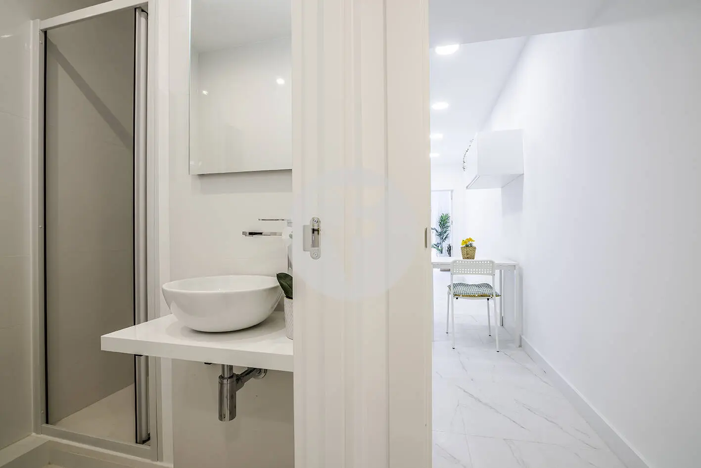 Brand new completely renovated apartment on Aragó street in the heart of El Clot in Barcelona. 27