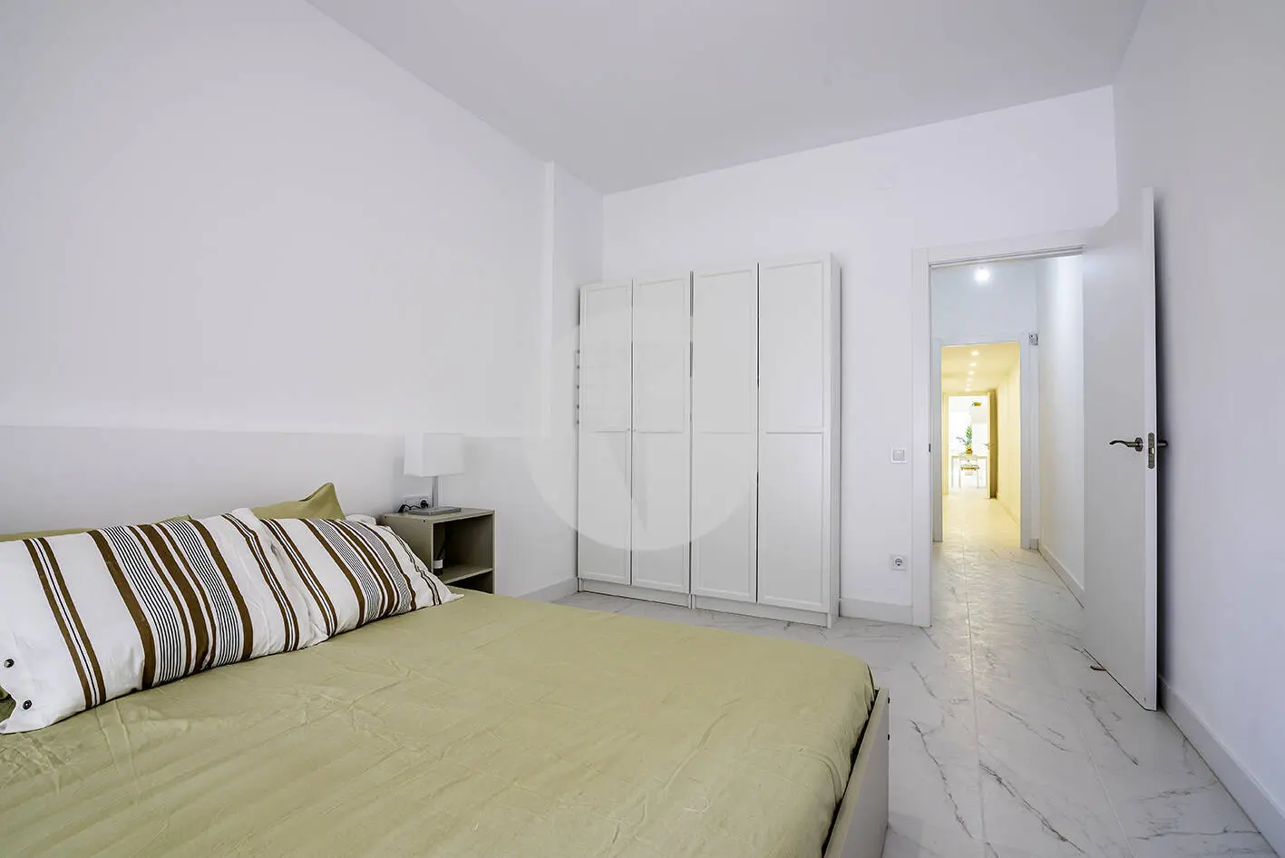 Brand new completely renovated apartment on Aragó street in the heart of El Clot in Barcelona. 33