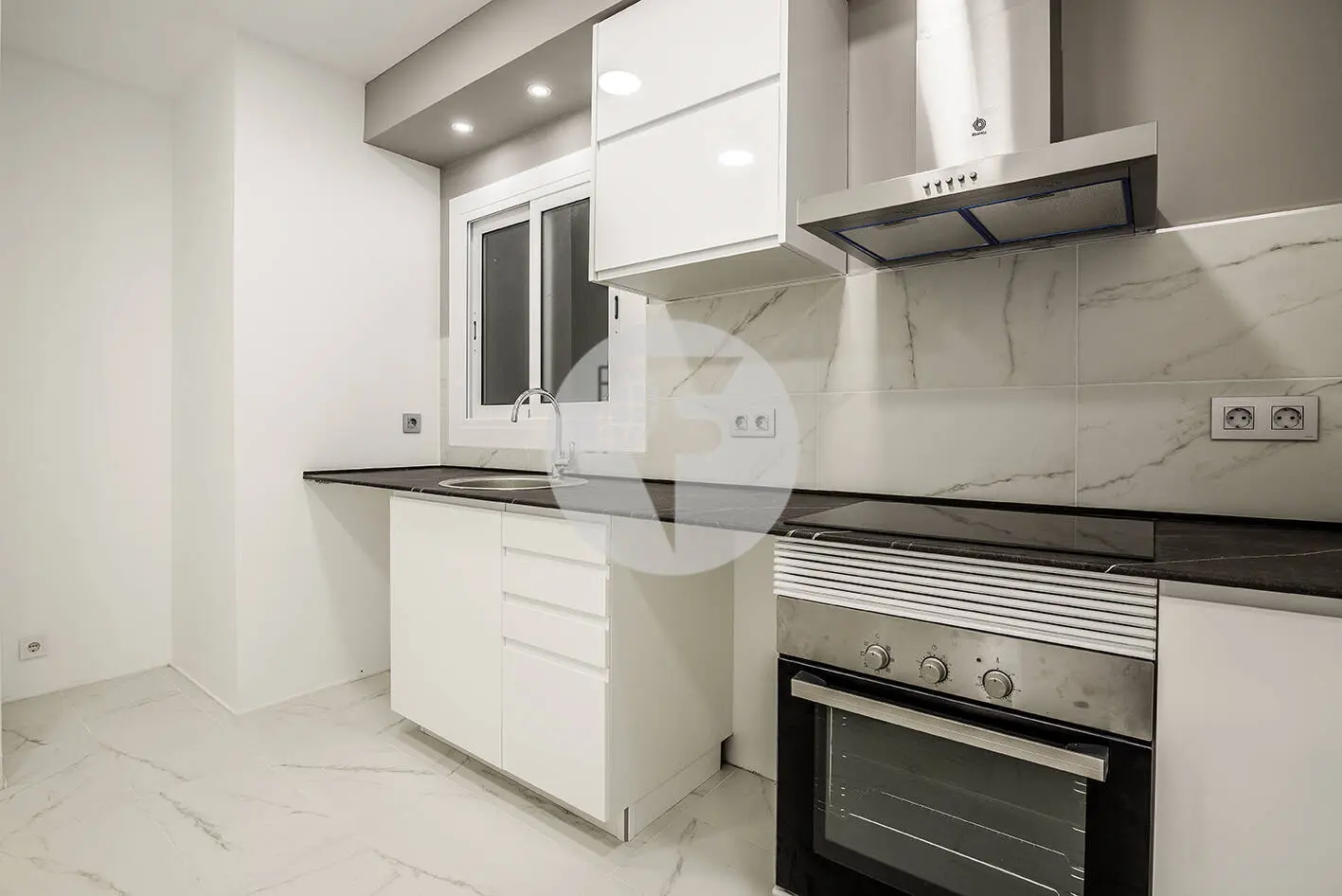 Brand new completely renovated apartment on Aragó street in the heart of El Clot in Barcelona. 15