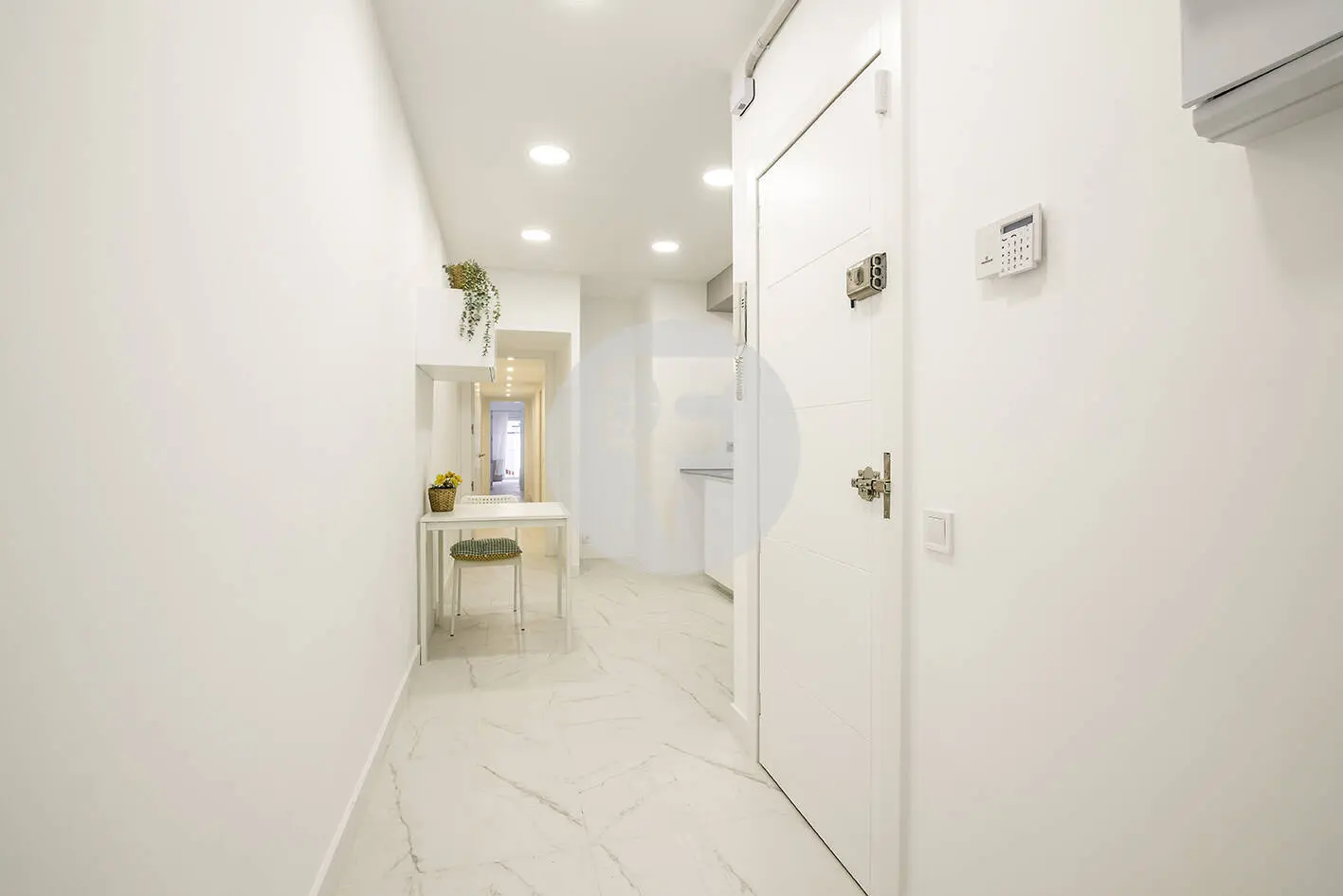 Brand new completely renovated apartment on Aragó street in the heart of El Clot in Barcelona. 13