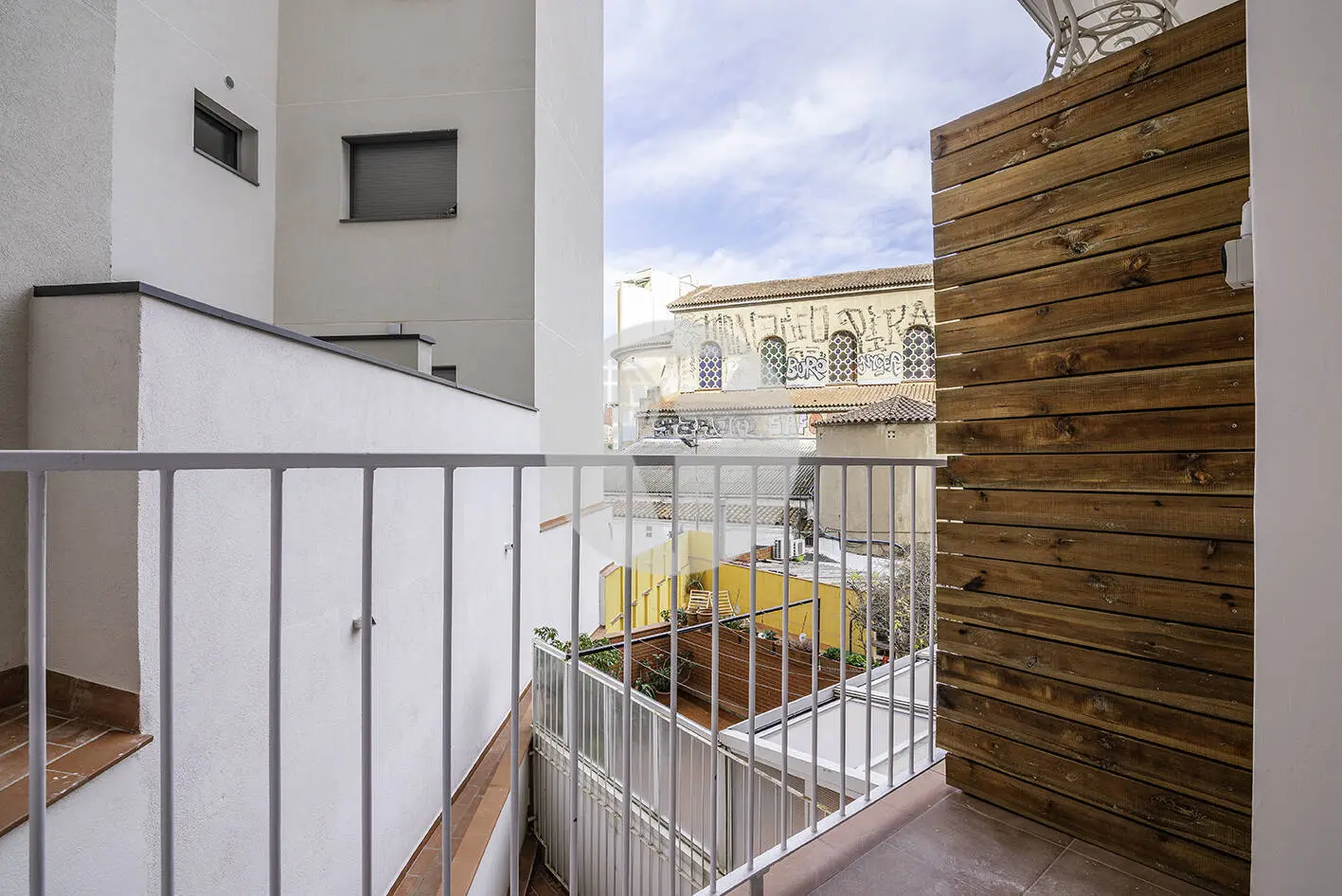 Brand new completely renovated apartment on Aragó street in the heart of El Clot in Barcelona. 35