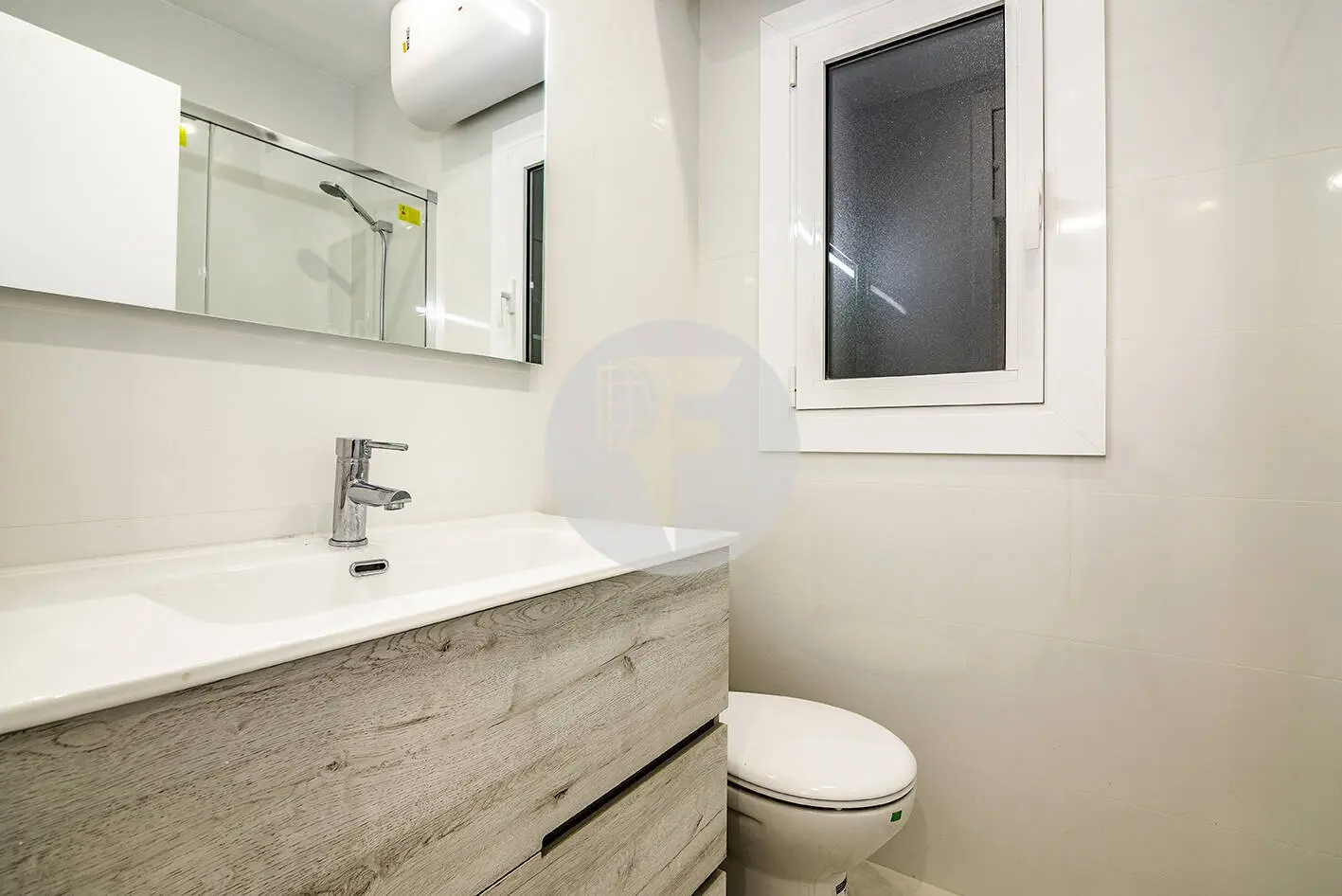 Brand new completely renovated apartment on Aragó street in the heart of El Clot in Barcelona. 23