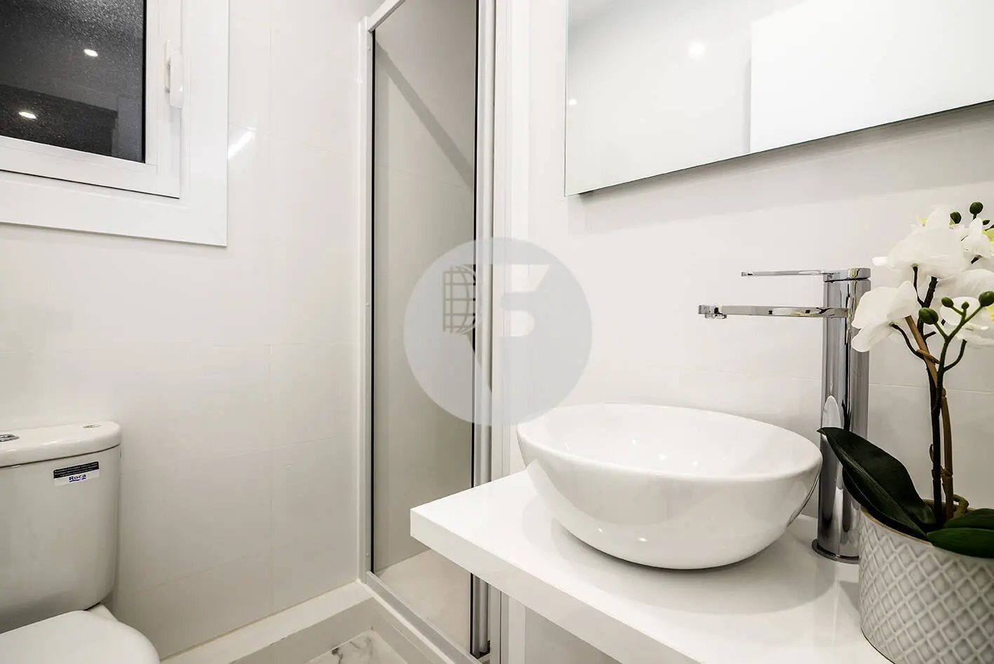 Brand new completely renovated apartment on Aragó street in the heart of El Clot in Barcelona. 25
