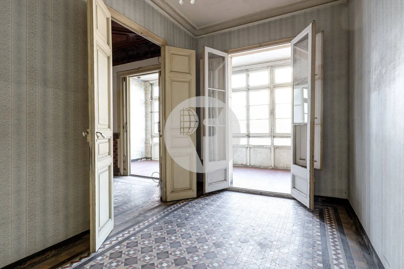Classic apartment to reform on Enric Granados street in l'Antic Eixample Esquerra. 28