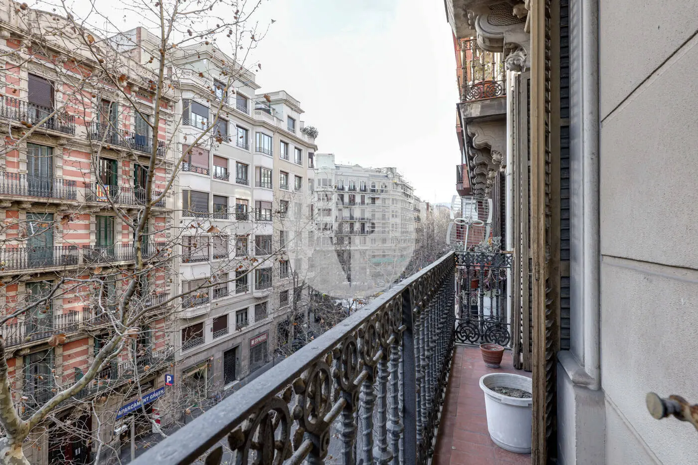 Classic apartment to reform on Enric Granados street in l'Antic Eixample Esquerra. 16