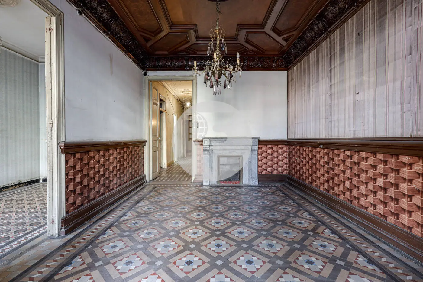 Classic apartment to reform on Enric Granados street in l'Antic Eixample Esquerra.