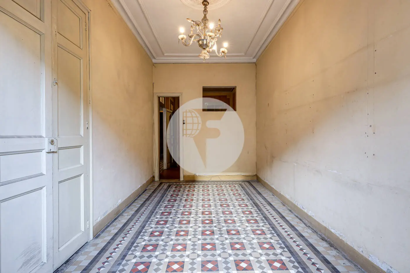 Classic apartment to reform on Enric Granados street in l'Antic Eixample Esquerra. 7