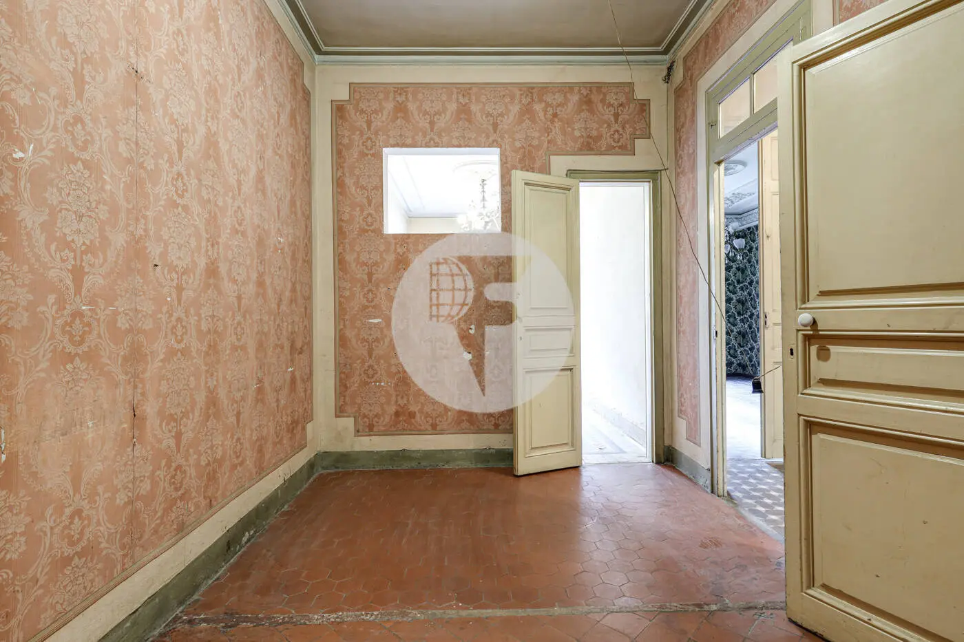 Classic apartment to reform on Enric Granados street in l'Antic Eixample Esquerra. 10