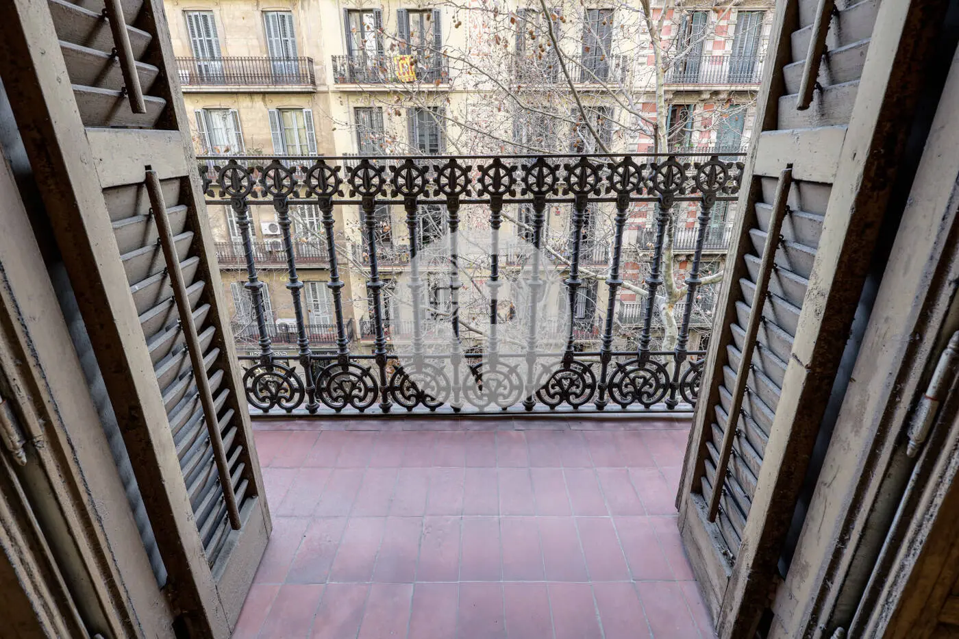 Classic apartment to reform on Enric Granados street in l'Antic Eixample Esquerra. 15
