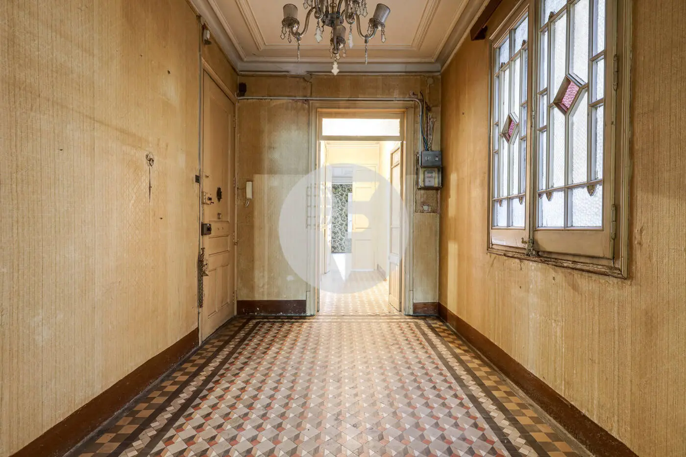 Classic apartment to reform on Enric Granados street in l'Antic Eixample Esquerra. 19