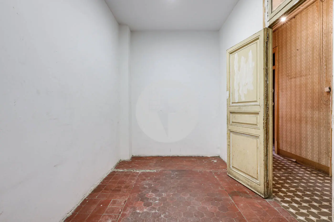 Classic apartment to reform on Enric Granados street in l'Antic Eixample Esquerra. 23