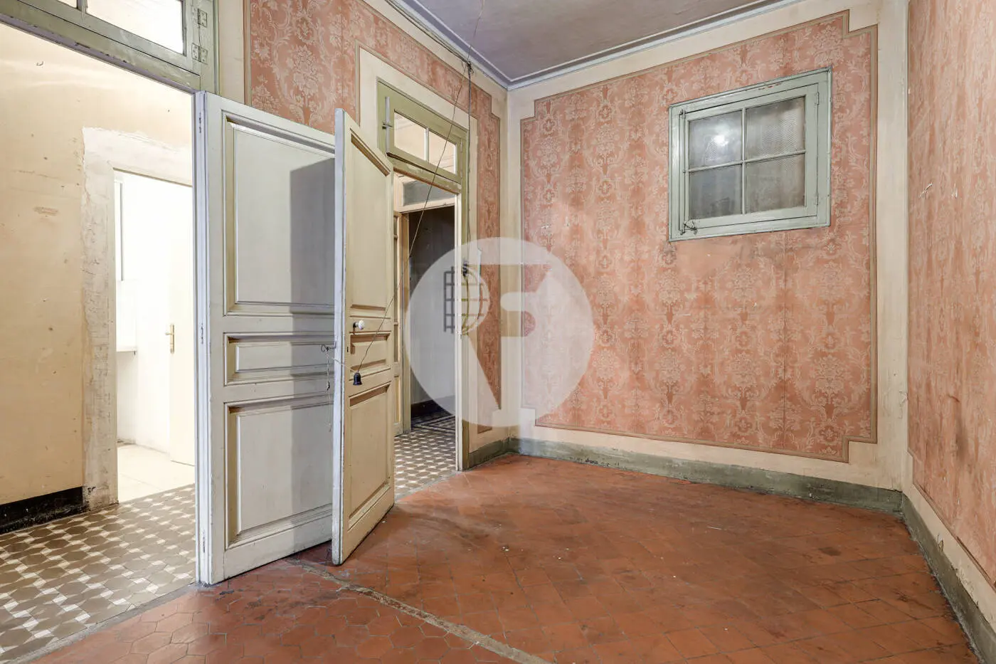 Classic apartment to reform on Enric Granados street in l'Antic Eixample Esquerra. 13