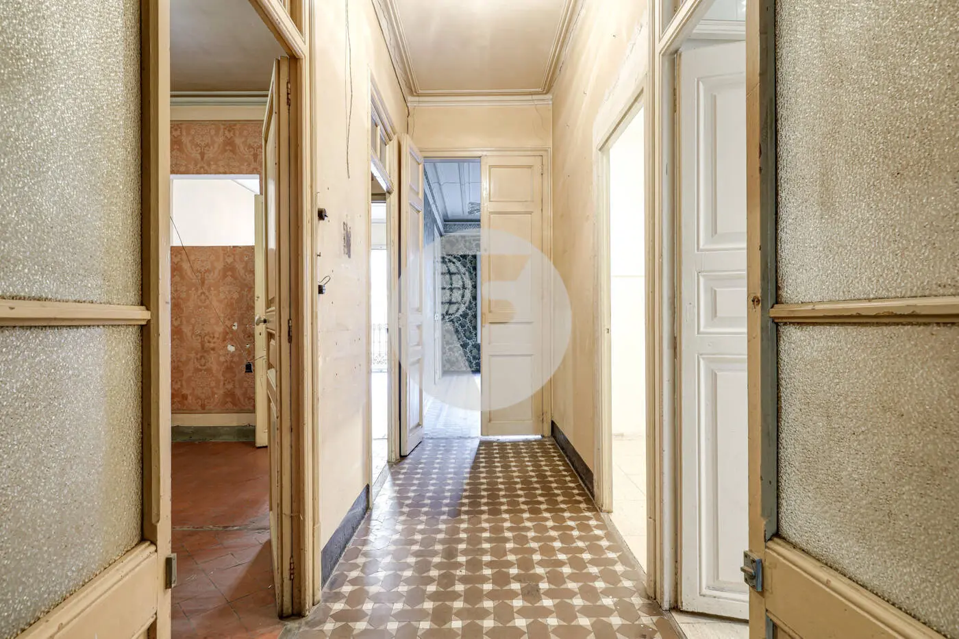 Classic apartment to reform on Enric Granados street in l'Antic Eixample Esquerra. 9