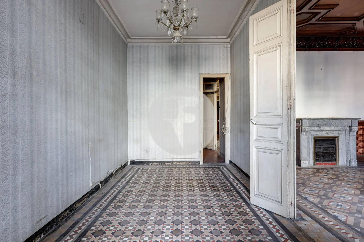 Classic apartment to reform on Enric Granados street in l'Antic Eixample Esquerra. 29