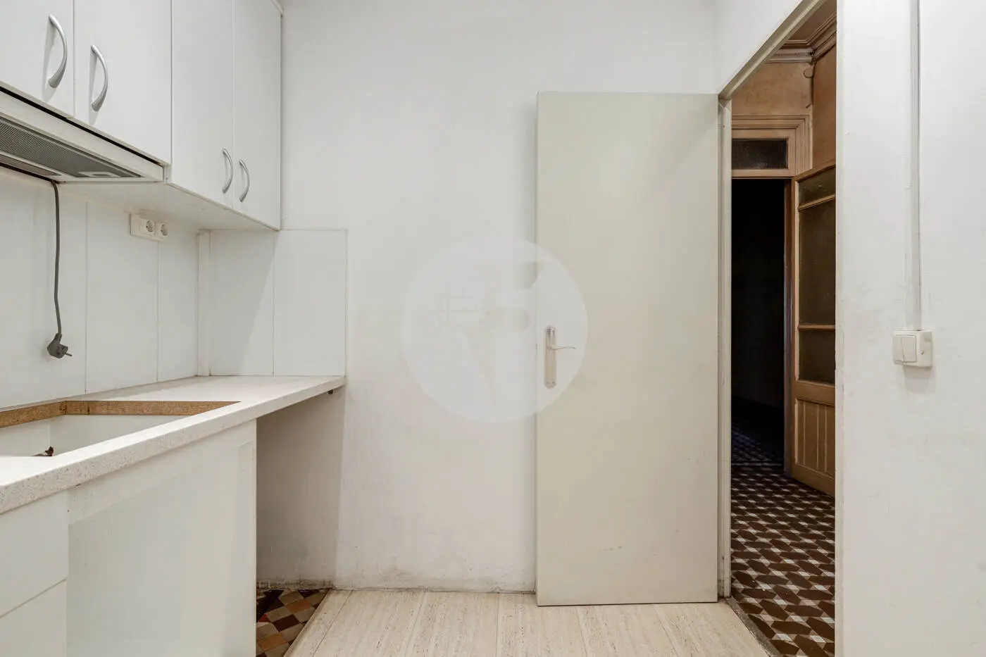 Classic apartment to reform on Enric Granados street in l'Antic Eixample Esquerra. 14