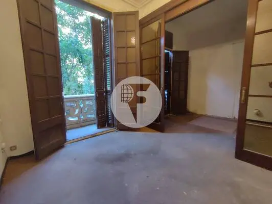Principal con terraza para reformar en el Eixample
