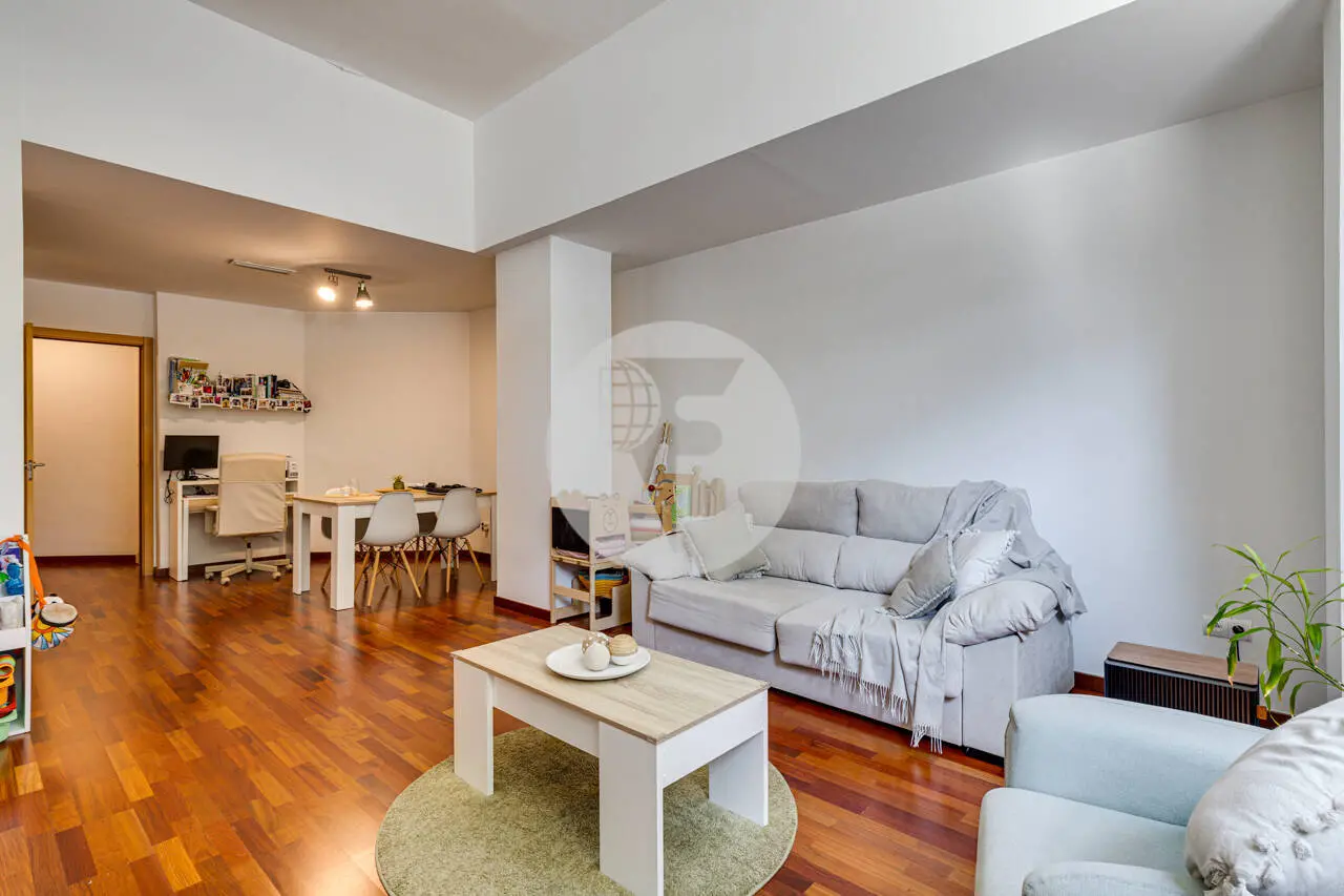 Planta baja en venta con parking y trastero incluidos – Inmueble alquilado en Pere IV (Barcelona) - imagen 2