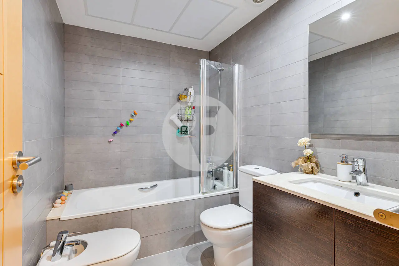 Planta baja en venta con parking y trastero incluidos – Inmueble alquilado en Pere IV (Barcelona) - imagen 23
