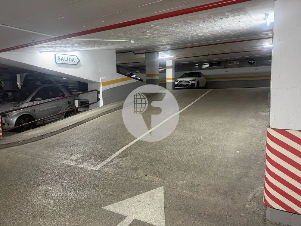 Plaza de parking en venta en Les Corts – Fácil acceso y ascensor - imagen 3
