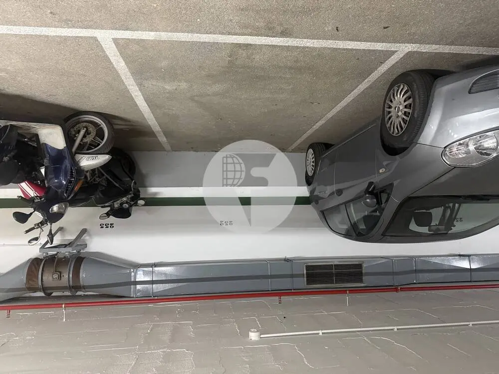 Plaza de parking en venta en Les Corts – Fácil acceso y ascensor