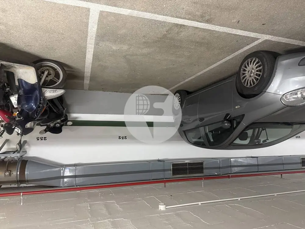 Plaza de parking en venta en Les Corts – Fácil acceso y ascensor - imagen 2
