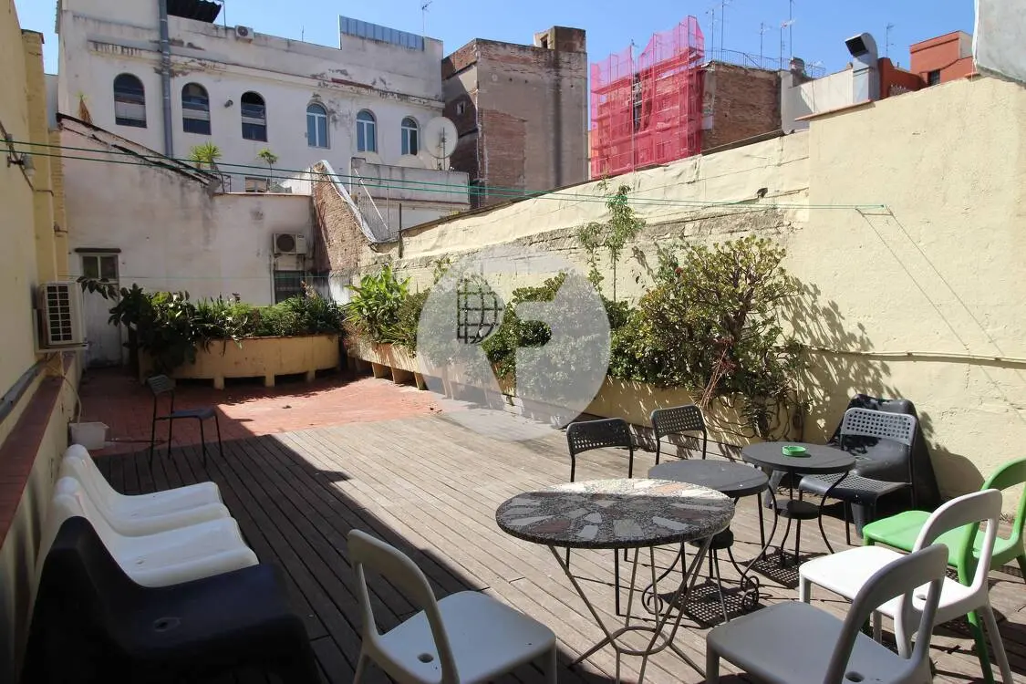 Piso con terraza y licencia turística en El Raval