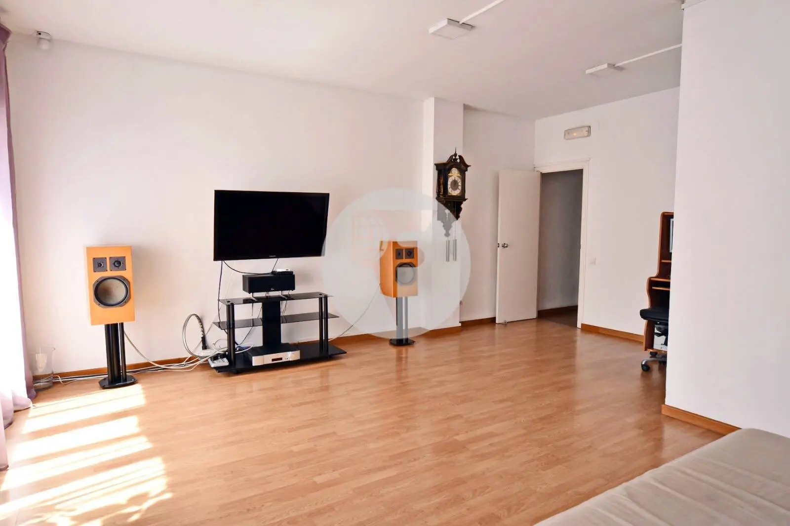 Piso tranquilo con patio privado y gran potencial en el corazón del Eixample - imagen 4