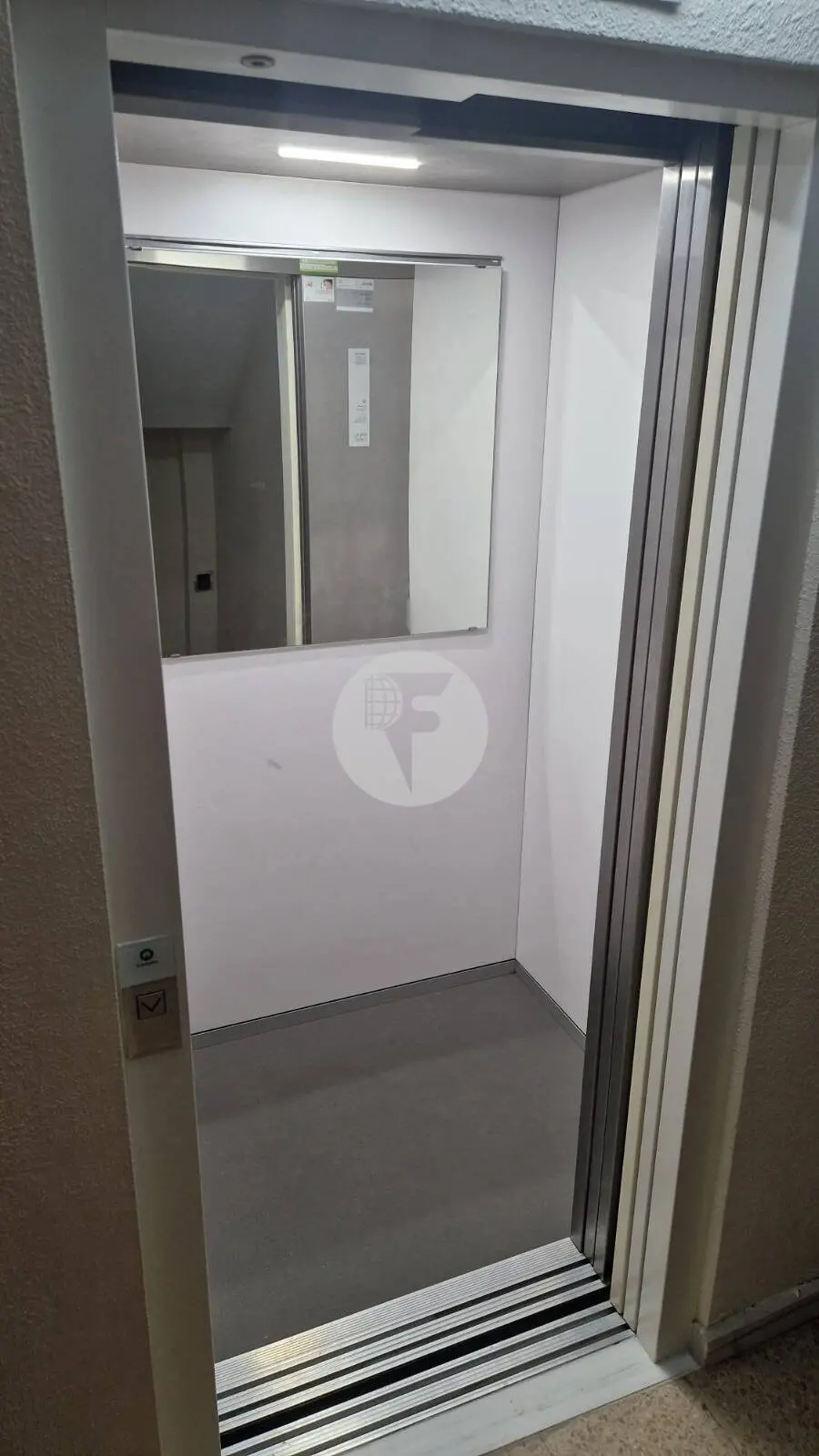 Piso tranquilo con patio privado y gran potencial en el corazón del Eixample - imagen 8