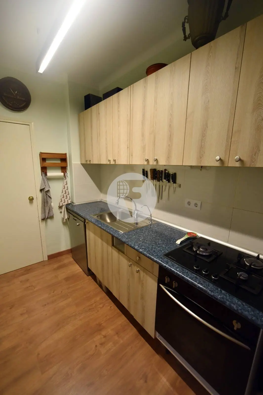 Piso tranquilo con patio privado y gran potencial en el corazón del Eixample - imagen 5