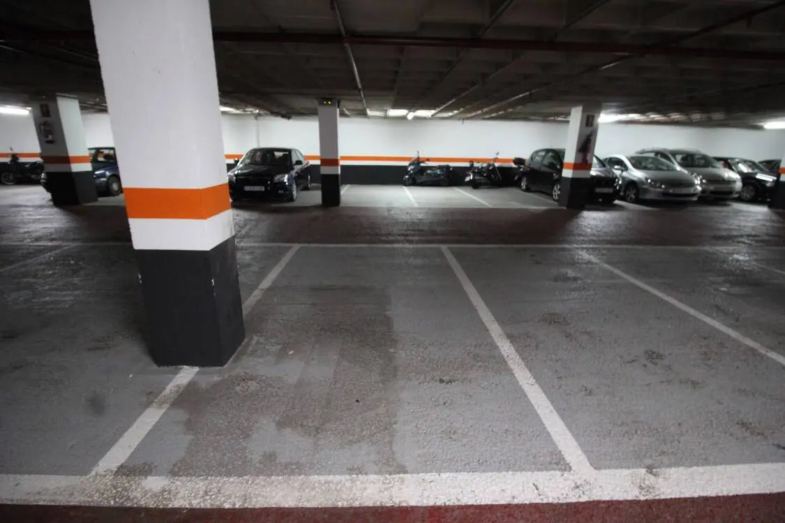 Parking space for sale in Diputació street with Viladomat street 4