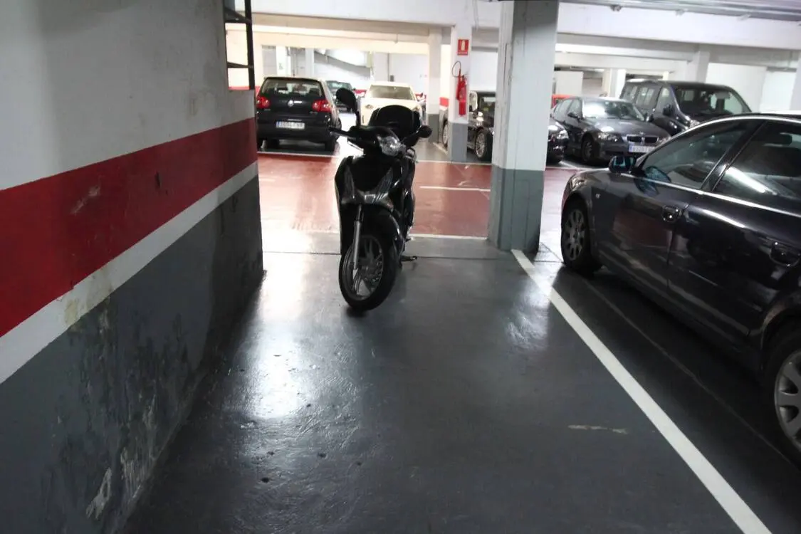 Parking space for sale in Benet Mateu street 3