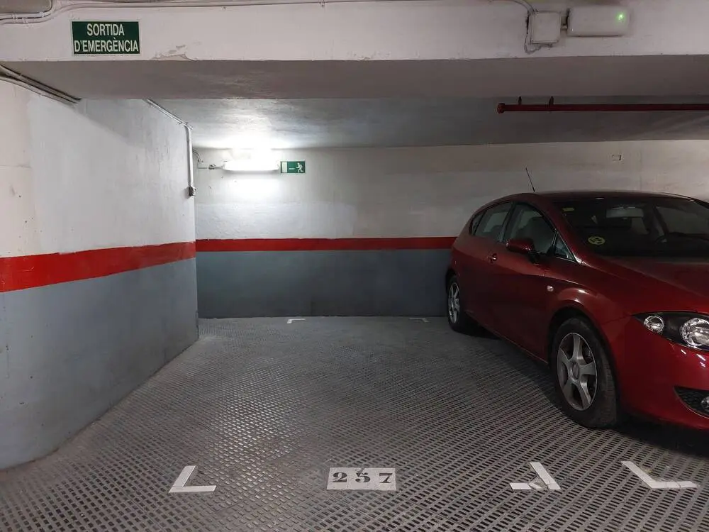 Spacious and convenient parking space on Rocafort street 3