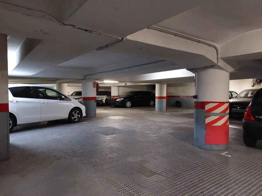 Amplia y cómoda plaza de parking en calle Rocafort 8