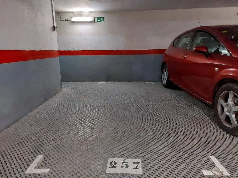 Spacious and convenient parking space on Rocafort street