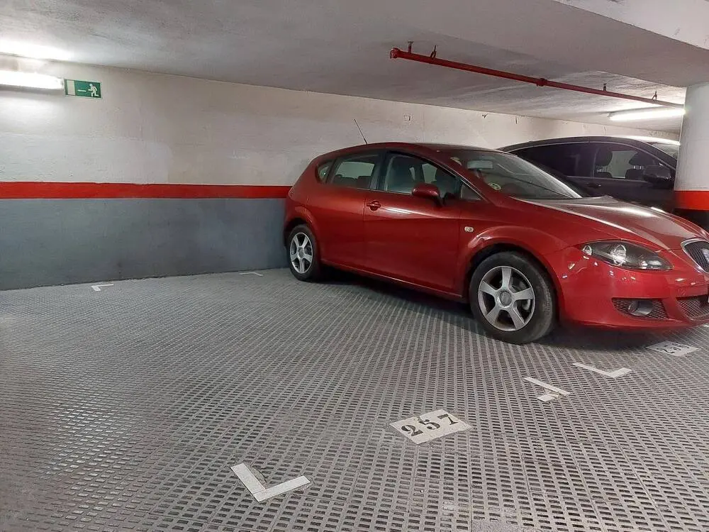 Spacious and convenient parking space on Rocafort street 4