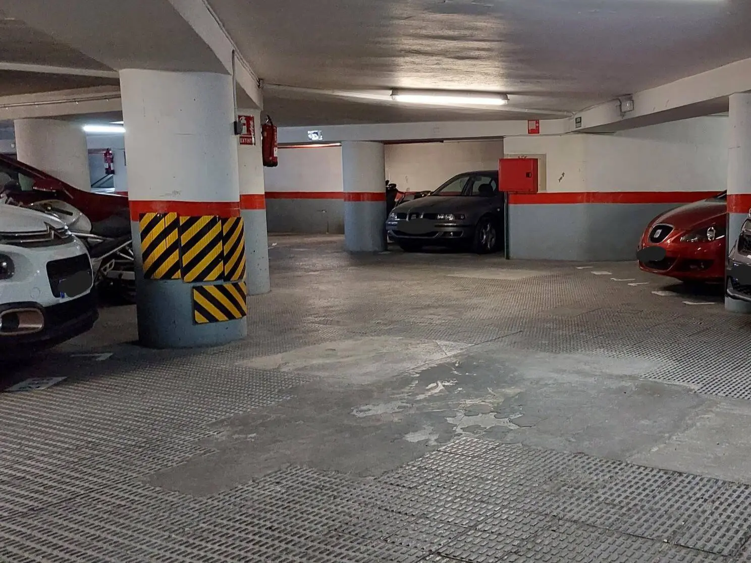 Amplia y cómoda plaza de parking en calle Rocafort 7