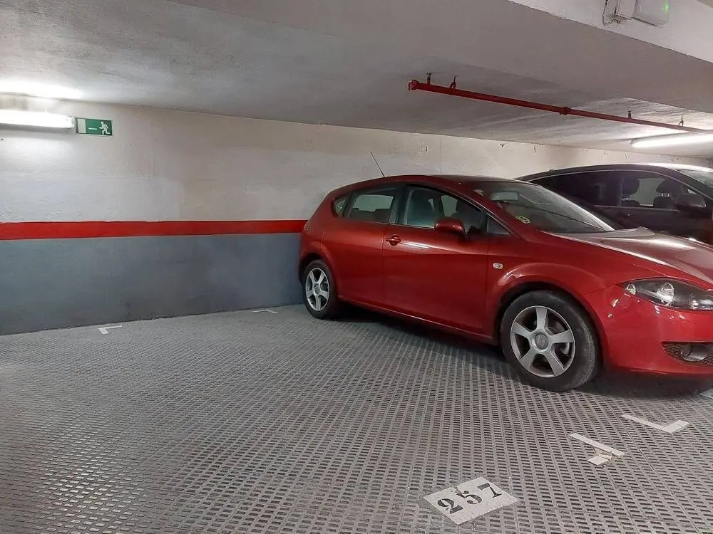 Spacious and convenient parking space on Rocafort street 2