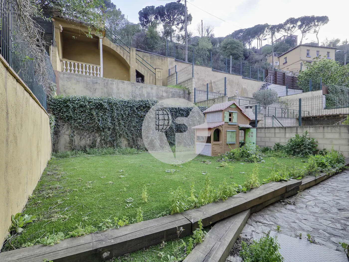 Fantástica casa de 185m² con jardín y terraza en el barrio de Sarrià de Barcelona 2
