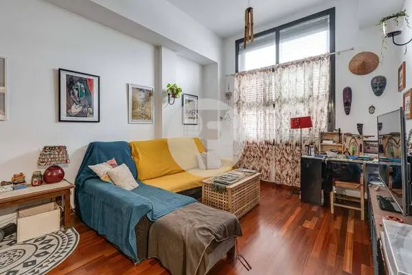 Planta baja en venta con parking y trastero incluidos – Inmueble alquilado en Pere IV (Barcelona)