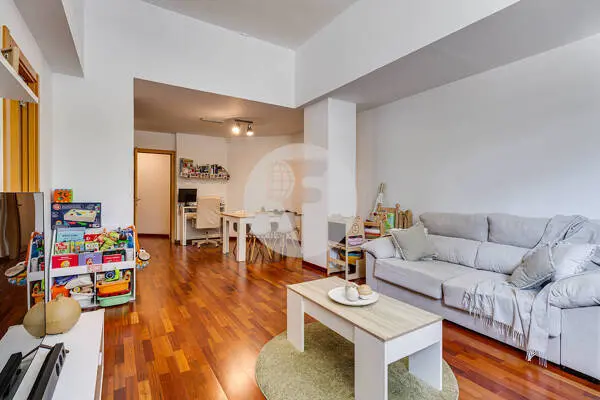 Planta baja en venta con parking y trastero incluidos – Inmueble alquilado en Pere IV (Barcelona)