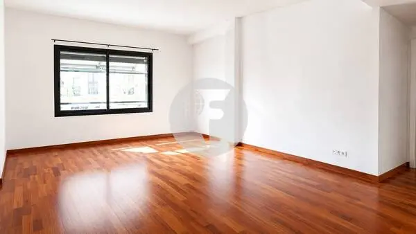 Dúplex en venta con parking y trastero incluidos – Inmueble alquilado en Pere IV (Barcelona)