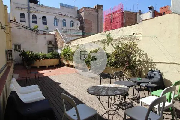 Piso con terraza y licencia turística en El Raval