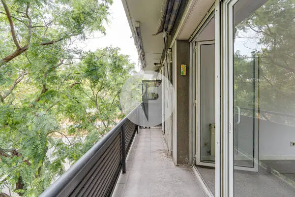 Vivienda exterior con balcón y ascensor junto al mar, en Ciutat Vella