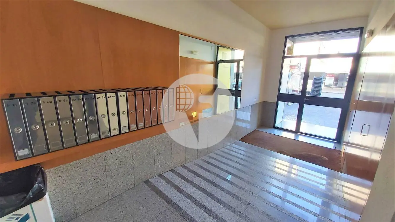 Magnificent 90 m² apartment with a spacious balcony and parking space included, located in the Can Roca area. 31