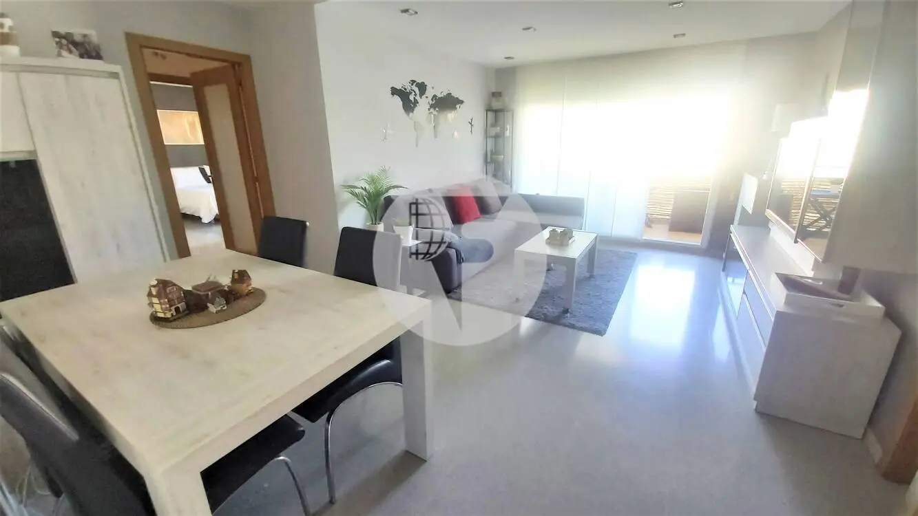 Magnificent 90 m² apartment with a spacious balcony and parking space included, located in the Can Roca area. 3