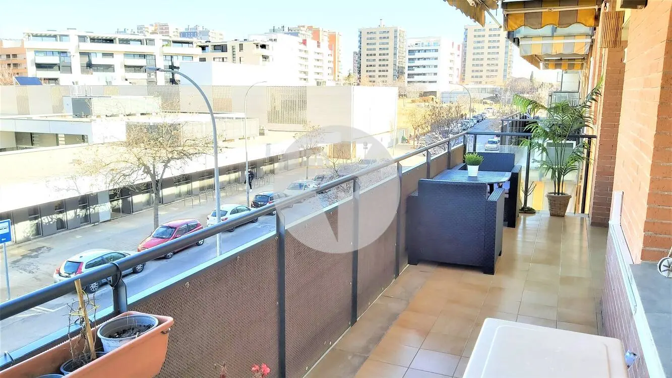 Magnificent 90 m² apartment with a spacious balcony and parking space included, located in the Can Roca area. 32